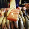 Cá hồi nhập khẩu từ Mỹ được bày bán tại một khu chợ ở Bắc Kinh, Trung Quốc ngày 5/7. (Ảnh: EPA/TTXVN)