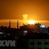 Khói bốc lên sau các cuộc không kích của Israel xuống dải Gaza. (Nguồn: THX/TTXVN)