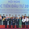 Thủ tướng Nguyễn Xuân Phúc và các doanh nghiệp ủng hộ quỹ an sinh xã hội tỉnh Tiền Giang và Hội nghị xúc tiến đầu tư tỉnh Tiền Giang 2018. (Ảnh: Thống Nhất/TTXVN)