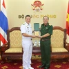 Thượng tướng Phạm Ngọc Minh tặng quà cho Cục trưởng Cục Thủy đạc Hải quân Hoàng gia Thái Lan Winai Maneeprag. (Ảnh: Hồng Pha/TTXVN)