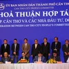 Các đại biểu ký kết hợp tác đầu tư với Ủy ban Nhân dân thành phố Cần Thơ. (Nguồn: Vietnam+)