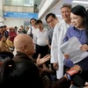 Bộ trưởng Bộ Y tế Nguyễn Thị Kim Tiến thăm hỏi bệnh nhân đang chờ khám bệnh tại Bệnh viện Chợ Rẫy Thành phố Hồ Chí Minh. (Ảnh: Đinh Hằng/TTXVN)