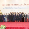 Các lãnh đạo Đảng, Nhà nước và các đại biểu dự Hội nghị Ngoại giao lần thứ 30 chụp ảnh chung. (Ảnh: Trí Dũng/TTXVN)