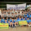 Câu lạc bộ futsal Thái Sơn Nam chụp ảnh lưu niệm với các đại biểu. (Ảnh: Quang Nhựt/TTXVN)