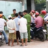  Lực lượng công an phong tỏa tuyến đường quốc lộ để truy tìm các đối tượng bỏ trốn khỏi cơ sở cai nghiện ma túy. (Ảnh: Nam Thái/TTXVN)