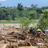 Người dân thu dọn khắc phục hậu quả do mưa lũ tàn phá. (Ảnh: Việt Dũng/TTXVN)