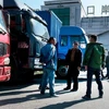 Xe tải của Trung Quốc chờ ở cảng để chuẩn bị vận chuyển hàng hóa tới Triều Tiên. (Nguồn: Getty Images)