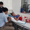 Nạn nhân bị ong đốt đang điều trị tại Bệnh viện Đa khoa tỉnh Bạc Liêu. (Ảnh: Huỳnh Sử/TTXVN)