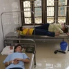 Các công nhân nghi bị ngộ độc thực phẩm điều trị tại khoa Truyền nhiễm, bệnh viện đa khoa tỉnh Hà Nam. (Ảnh: Lưu Thanh Tuấn/TTXVN)