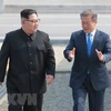 Tổng thống Hàn Quốc Moon Jae-in (phải) và nhà lãnh đạo Triều Tiên Kim Jong-un trong cuộc gặp tại làng đình chiến Panmunjom. (Nguồn: EPA-EFE/TTXVN)