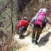Du khách trong hành trình trình leo núi ở Bát Xát. (Ảnh minh họa: Cao Hương/TTXVN)