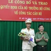 Trao Quyết định bổ nhiệm Phó Giám đốc Công an Thành phố Hồ Chí Minh cho Đại tá Cao Đăng Hưng. (Ảnh: Thành Chung/TTXVN)