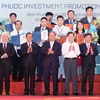 Thủ tướng Nguyễn Xuân Phúc, nguyên Chủ tịch nước Nguyễn Minh Triết và các doanh nghiệp nhận giấy chứng nhận đăng ký đầu tư, quyết định chủ trương đầu tư vào tỉnh Bình Phước. (Ảnh Thống Nhất/TTXVN)