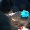 Các bác sỹ đang cắt bỏ u buồng trứng cho bệnh nhân. (Nguồn: TTXVN)