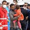 Người di cư được cứu sống ngoài khơi bờ biển Sicily. (Nguồn: AFP/TTXVN)