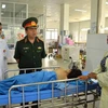 Đại diện Bộ Tư lệnh Quân khu 5 thăm các nạn nhân bị thương được điều trị tại Bệnh viện đa khoa Đà Nẵng. (Ảnh: Đinh Văn Nhiều/TTXVN)