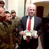 Thượng nghị sỹ Mỹ John McCain (giữa) thăm Bảo tàng Quân đội Việt Nam ở thủ đô Hà Nội ngày 19/10/1992 (Ảnh: AFP/TTXVN)