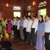 Dâng hoa, dâng hương tưởng niệm 49 năm Ngày mất của Chủ tịch Hồ Chí Minh. (Ảnh: Bích Huệ/TTXVN)