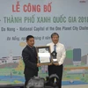 Đại diện Tổ chức Bảo tồn thiên nhiên quốc tế (WWF) tại Việt Nam (trái) trao danh hiệu Thành phố xanh quốc gia của Việt Nam cho thành phố Đà Nẵng. (Ảnh: Đinh Văn Nhiều/TTXVN)
