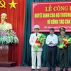Lãnh đạo thành phố Đà Nẵng tặng hoa cho ông Vũ Xuân Viên (trái) và ông Lê Văn Tam (phải). (Ảnh: Nguyễn Sơn/TTXVN)