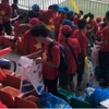 Cổ động viên Việt Nam nhặt rác sau khi kết thúc trận đấu.