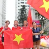 Người hâm mộ Thủ đô cổ vũ đội tuyển Olympic Việt Nam trước trận tranh huy chương đồng môn bóng đá nam ASIAD 2018. (Ảnh: Thanh Tùng/TTXVN)