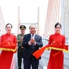 Thủ tướng Nguyễn Xuân Phúc và các đại biểu thực hiện nghi thức cắt băng khánh thành và thông xe tuyến đường cao tốc Hạ Long-Hải Phòng và Cầu Bạch Đằng. (Ảnh: Thống Nhất/TTXVN)
