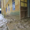 Trường mầm non Tân Lang, huyện Phù Yên bị ngập bùn đất. (Ảnh: Hữu Quyết/TTXVN)