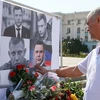 Một người đến đặt hoa tưởng nhớ ông Alexander Zakharchenko. (Nguồn: TASS)