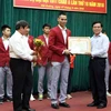 Lãnh đạo tỉnh Hải Dương trao bằng khen, tiền thưởng cho vận động viên Trần Đình Nam, môn Pencak Silat đã giành được huy chương vàng tại Đại hội. (Ảnh: Mạnh Tú/TTXVN)