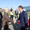 Phó Thủ tướng Liên bang Nga Aleksey Gordeev đón Tổng Bí thư Nguyễn Phú Trọng tại Kaluga. (Ảnh: Trí Dũng/TTXVN)