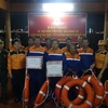 Thăm hỏi, tặng quà động viên các thuyền viên khi cập bờ an toàn tại Đà Nẵng. (Ảnh: TTXVN)