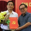Ông Lê Diễn, Ủy viên Trung ương Đảng, Bí thư Tỉnh ủy Đắk Nông trao quyết định bổ nhiệm cho ông Nguyễn Đình Trung. (Ảnh: Hưng Thịnh/TTXVN)