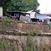 Một số hộ dân sống trên thượng thành (khu vực 1 cần bảo vệ nghiêm ngặt) của di tích. (Ảnh: Quốc Việt/TTXVN)