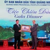 Chủ tịch Ủy ban Nhân dân tỉnh Quảng Ninh tặng ảnh lưu niệm cho đại diện lãnh đạo đoàn. (Ảnh: Văn Đức/TTXVN)