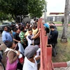 Người di cư Venezuela xếp hàng bên ngoài trại tị nạn của Cao ủy Liên hợp quốc về người tị nạn (UNHCR) ở Boa Vista, bang Roraima, phía bắc Brazil. (Ảnh: AFP/TTXVN)