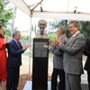 Đại sứ Nguyễn Hoài Dương, Thị trưởng Enrique Ibarra Pedroza cùng các quan chức chính quyền thành phố Guadalajara khánh thành tượng Bác. (Ảnh: Việt Hùng/Vietnam+)