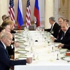 Tổng thống Nga Vladimir Putin (thứ 4, phải) và Tổng thống Mỹ Donald Trump (thứ 4, trái) dùng bữa trưa sau hội nghị thượng đỉnh ở Helsinki, Phần Lan ngày 16/7. (Ảnh: THX/TTXVN)