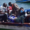 Lực lượng cứu hộ vớt thi thể các nạn nhân trong vụ lật phà MV Nyerere trên hồ Victoria, Tanzania, ngày 21/9/2018. (Ảnh: THX/TTXVN)