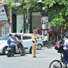 Lực lượng cảnh sát giao thông điều tiết giao thông trên địa bàn thành phố Ninh Bình. (Ảnh: Minh Đức/TTXVN)