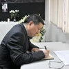 Phó Đặc phái viên Bộ Ngoại giao Trung Quốc tại Hong Kong Tống Như An ghi sổ tang. (Ảnh: Xuân Tuấn-Hoài Nam/Vietnam+)