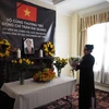 Đại diện Việt kiều tại Anh dâng hoa trước bàn thờ Chủ tịch nước Trần Đại Quang. (Ảnh: Tuấn Anh/Vietnam+)