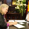 Phó Trợ lý Bộ trưởng Thương mại Hoa Kỳ Dianne Farrell ghi sổ tang Chủ tịch nước Trần Đại Quang. (Ảnh: Vietnam+)