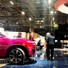 Chiếc SUV VinFast bắt đầu lăn bánh tới gian hàng của VinFast tại Paris Motor Show 2018. (Nguồn: Vietnam+)