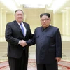Ngoại trưởng Mỹ Mike Pompeo (trái) hội kiến nhà lãnh đạo Triều Tiên Kim Jong-un tại Bình Nhưỡng ngày 9/5/2018. (Ảnh: Yonhap/TTXVN)