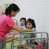 Bệnh nhân được điều trị tại Trung tâm Y tế thành phố Ninh Bình. (Ảnh: Ninh Đức Phương/TTXVN)
