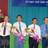 Lãnh đạo tỉnh An Giang tặng hoa chúc mừng ông Trần Anh Thư. (Ảnh: Vương Thoại Trung/TTXVN)