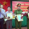 Ông Huỳnh Tấn Việt - Bí thư Tỉnh ủy, Chủ tịch Hội đồng Nhân dân tỉnh Phú Yên trao thư khen và tiền thưởng cho các đơn vị. (Ảnh: Thế Lập/TTXVN)