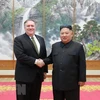 Ngoại trưởng Mỹ Mike Pompeo (trái) và nhà lãnh đạo Triều Tiên Kim Jong-un. (Ảnh: Yonhap/TTXVN)