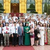 Quyền Chủ tịch nước Đặng Thị Ngọc Thịnh với các đại biểu Nông dân xuất sắc năm 2018. (Ảnh: Dương Giang/TTXVN)